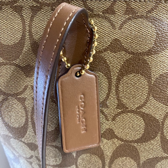 COACH Signature Canvas Zip Top Tote. In excellent condition! - Picture 3 of 9